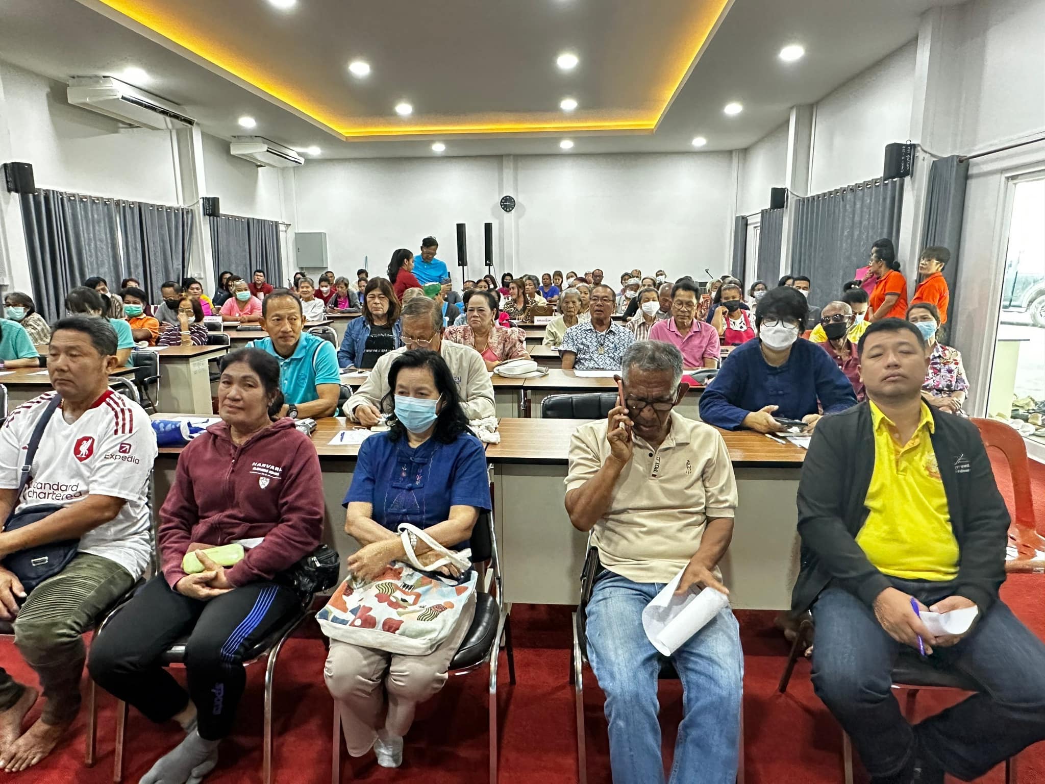 ประชาชนสวมหน้ากากกำลังแสดงความเห็น